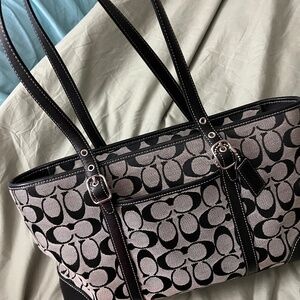 Coach signature handbag like new